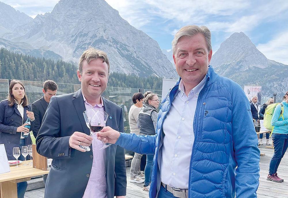 Weinselige Geselligkeit & Bergpanorama