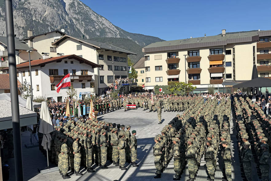  Militärischer Festakt im Zentrum von Telfs<br />
