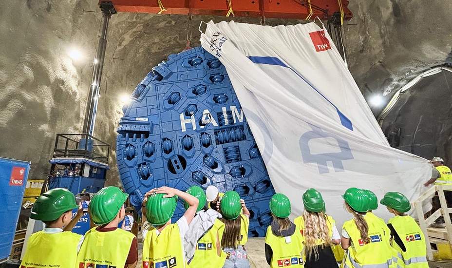 Volksschüler tauften Tunnelbohrmaschine<br />
