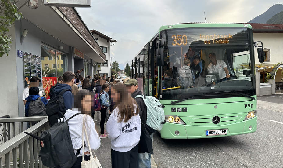 Banges Warten, bis der Schulbus kommt