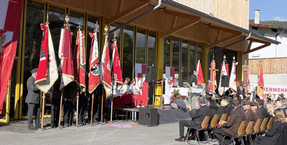 Feuerwehr- und Vereinshaus feierlich eröffnet<br />
