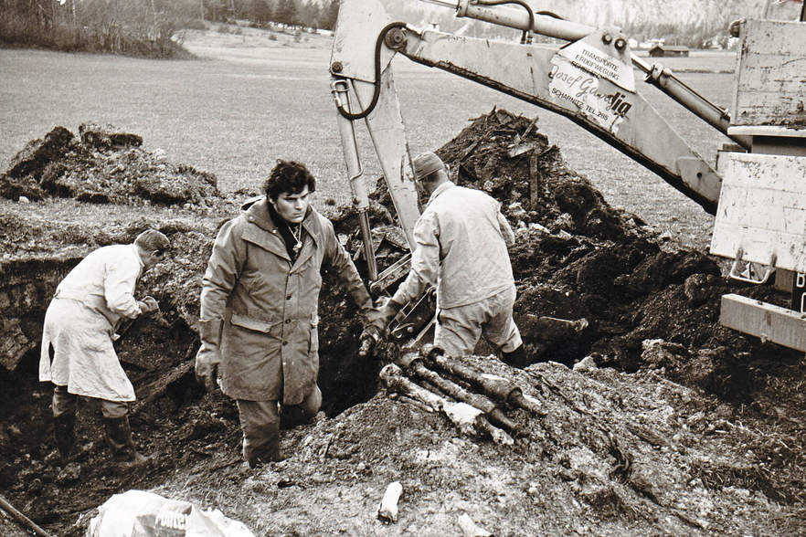 Zurückgelassenes Kriegsmaterial 1976 ausgegraben
