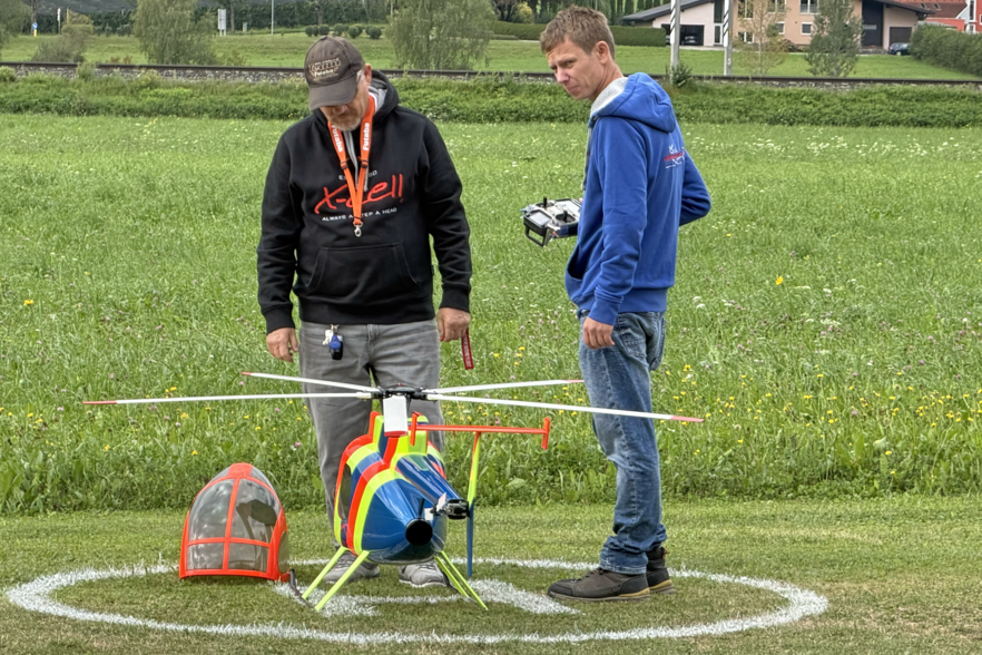 Rasante Flugshows beim Heli Day in Inzing<br />
