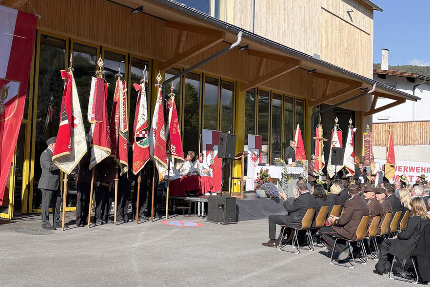 Feuerwehr- und Vereinshaus feierlich eröffnet<br />
