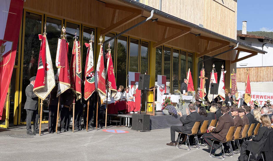 Feuerwehr- und Vereinshaus feierlich eröffnet<br />
