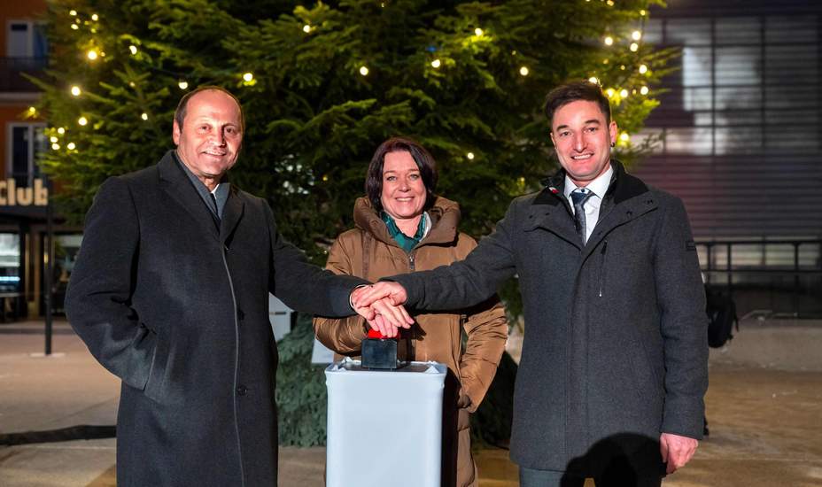 Wängler Tanne erleuchtet Eduard-Wallnöfer-Platz<br />
