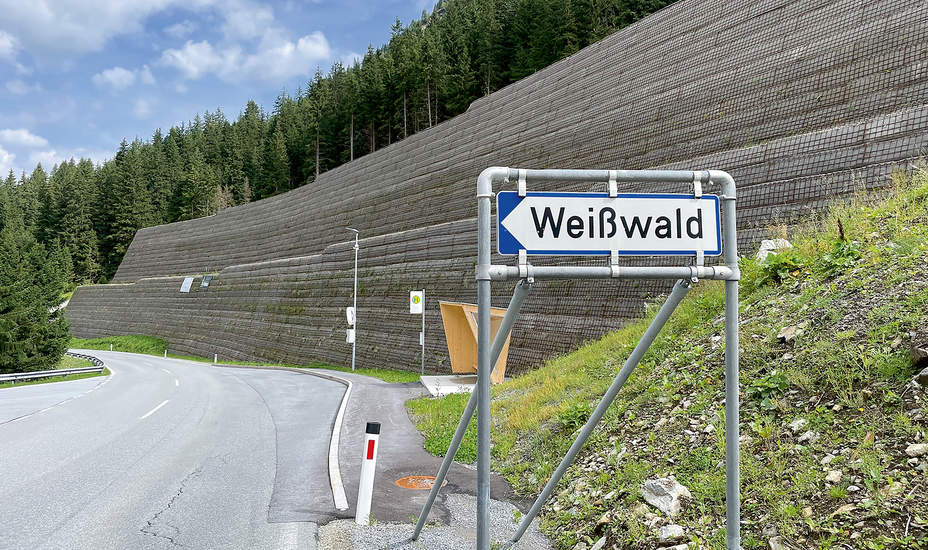Imposanter Damm schützt Weißwald<br />
