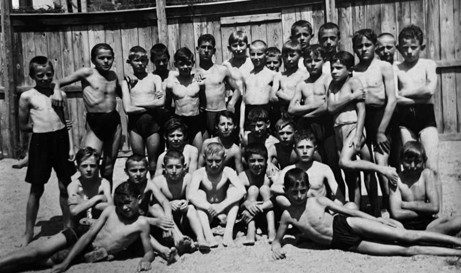 30 Buben im Schwimmbad Perjen