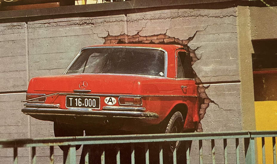 Der Mercedes in der Wand