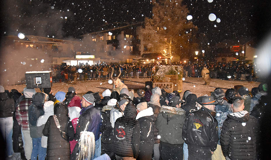 Umzug der Krampusse am Martinitag<br />
