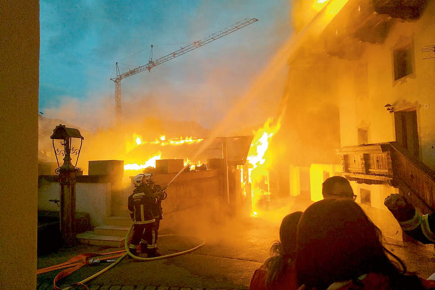 Großfeuer drohte Dorfzentrum zu zerstören <br />
