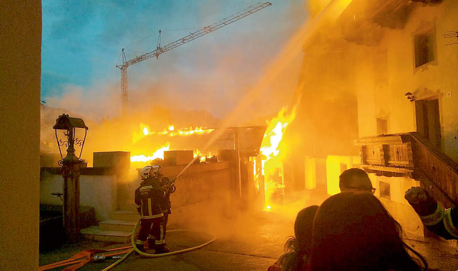 Großfeuer drohte Dorfzentrum zu zerstören <br />
