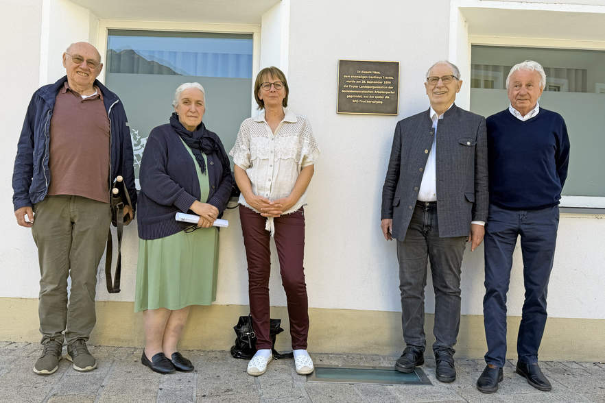 Plakette zur Parteigründung in Telfs präsentiert<br />
