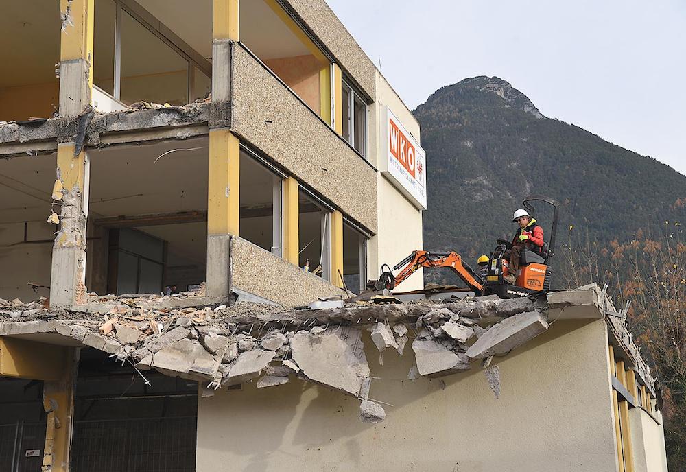 Abrissbagger nagen am WKO-Gebäude in Imst