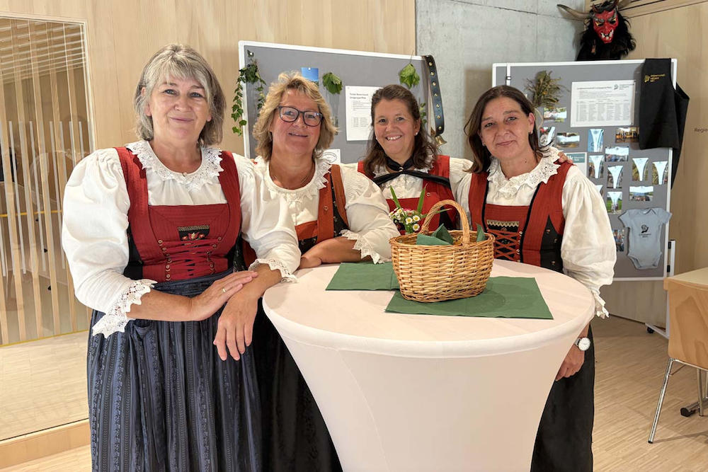 Feuerwehr- und Vereinshaus feierlich eröffnet<br />
