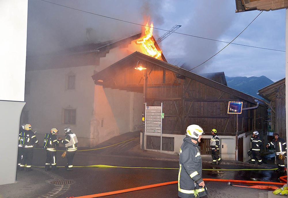 Großfeuer drohte Dorfzentrum zu zerstören <br />