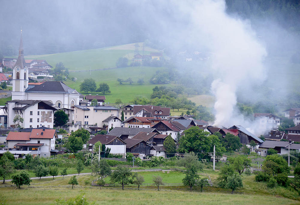 Großfeuer drohte Dorfzentrum zu zerstören <br />