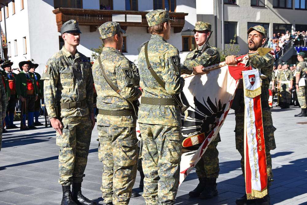 Militärischer Festakt im Zentrum von Telfs<br />
