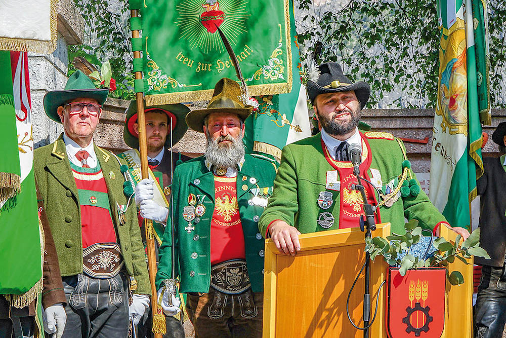 Neue Standarte für die Petersberger Schützen<br />