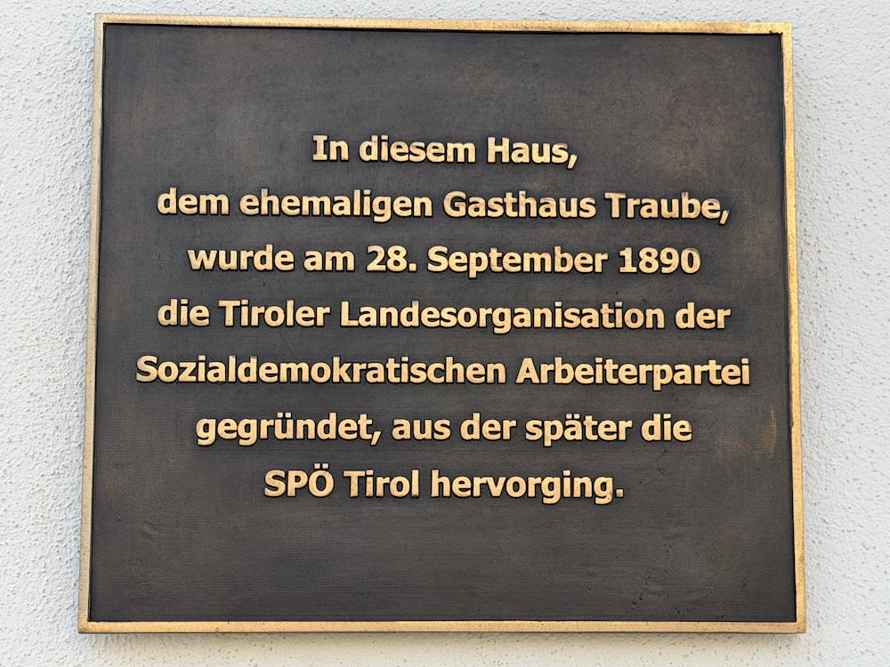 Plakette zur Parteigründung in Telfs präsentiert<br />