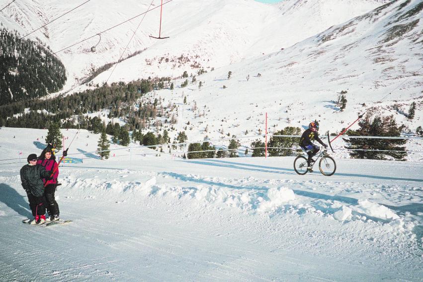Downhill auf Bikes