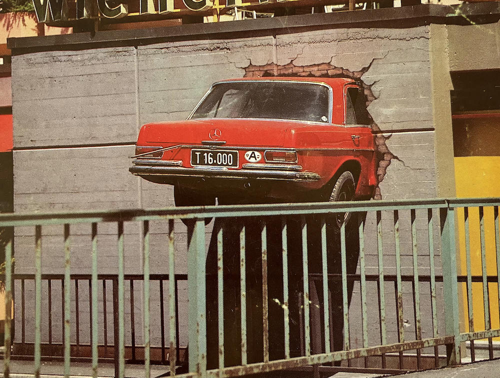 Der Mercedes in der Wand