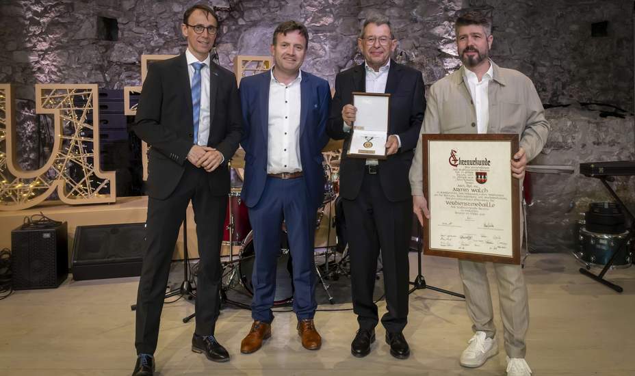 Stadtgemeinde Reutte ehrt ihren Burgherr<br />
