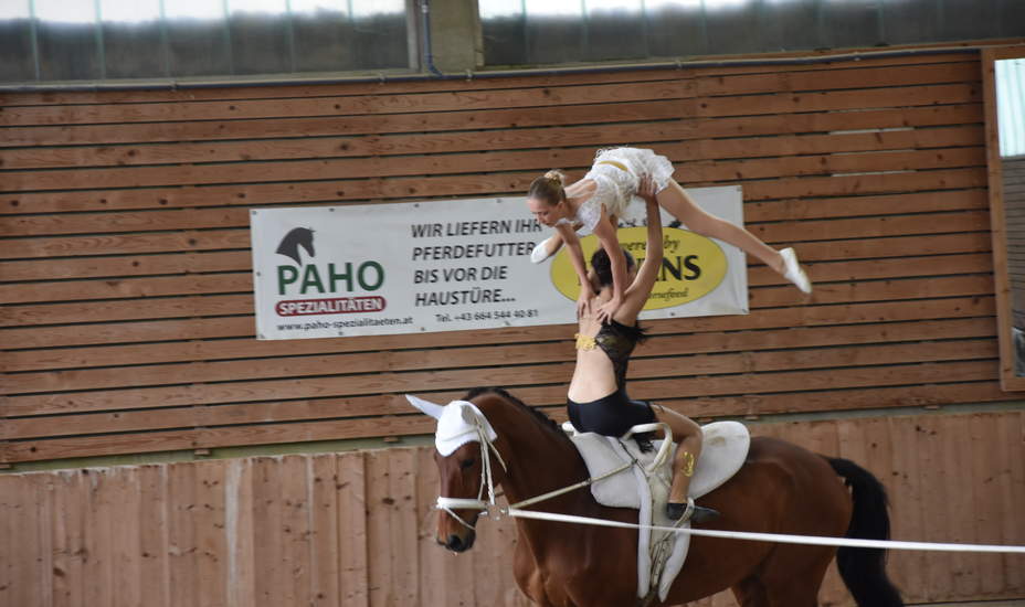 Scheinbar schwerelose Figuren auf dem Pferd