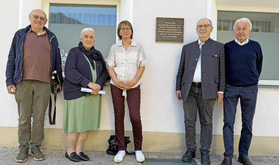 Plakette zur Parteigründung in Telfs präsentiert<br />
