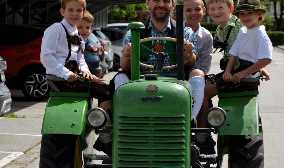 Traditionelles Lederhosenfest mit Traktortreffen