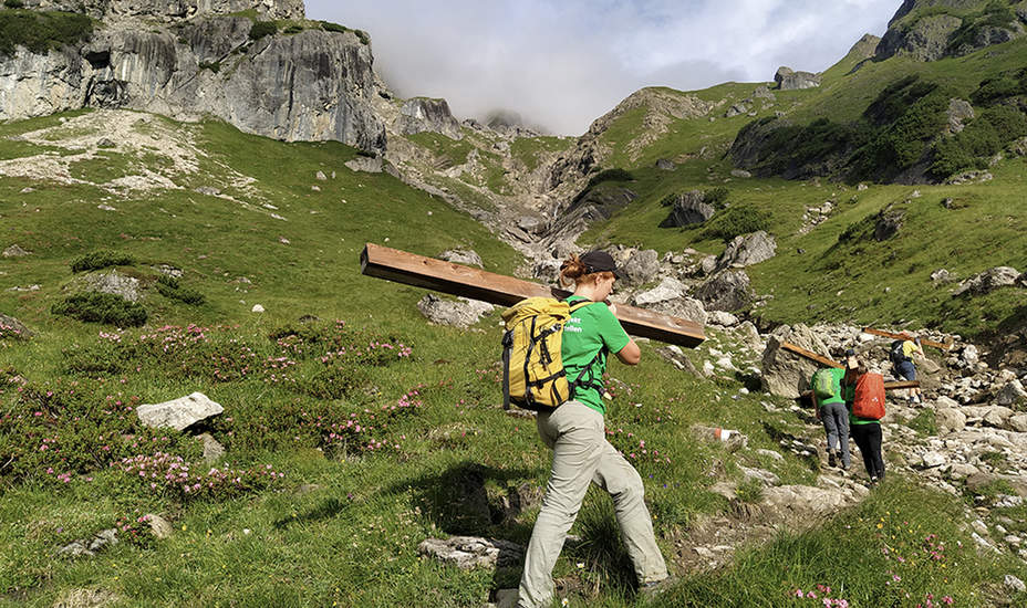 Mit Pickel und Schaufel am Berg