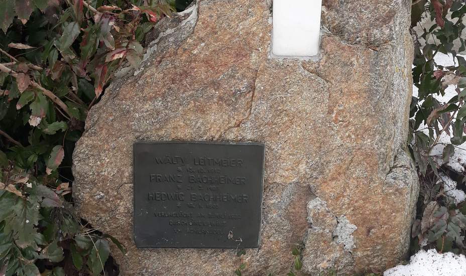 Gedenkstein am Friedhof in Sautens 