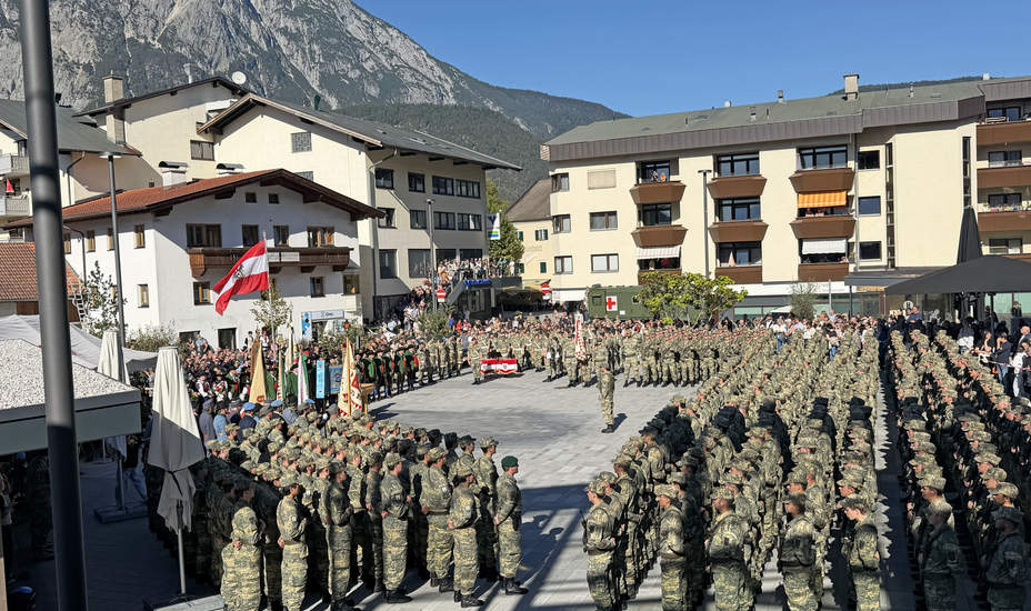  Militärischer Festakt im Zentrum von Telfs<br />
