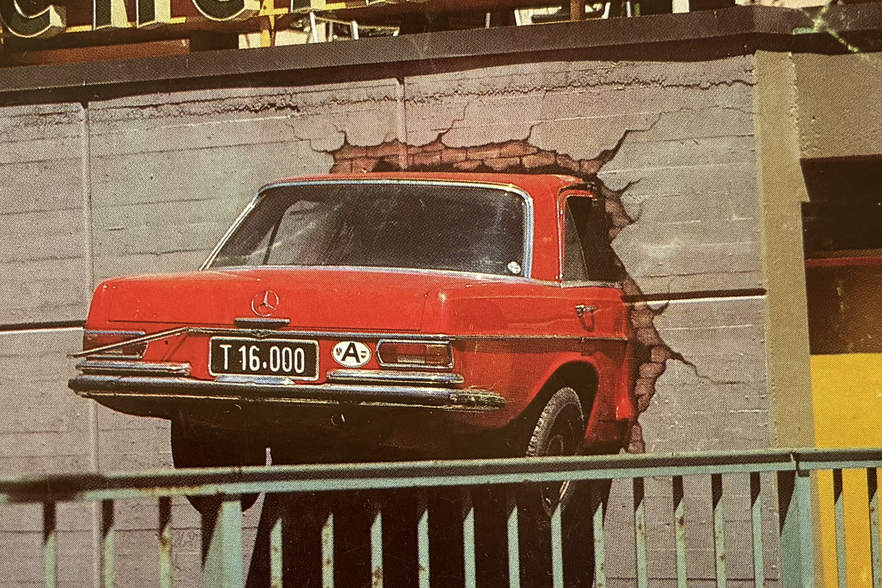 Der Mercedes in der Wand